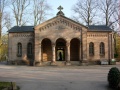 Alte Leichenhalle auf dem Fürther Hauptfriedhof im Baustil des Klassizismus von Architekt <!--LINK'" 0:237-->

Giebelspruch: "<i>Stille! Sie schlummern nur.</i>"