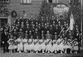 Gruppenbild zur Festveranstaltung "Singverein Vach" vor dem Gasthaus <a class="mw-selflink selflink">Zur goldenen Krone (Vach)</a> ca. <!--LINK'" 0:11-->