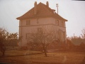 Im August 1984 abgebranntes Haus an der Lotharstraße, auch "Pauli-Haus" genannt. Heute verläuft hier die Hermann-Glockner-Str. Auf der freien Flur hinter dem Haus wurde einige Jahre der Aushub vom Fürther U-Bahn Bau Jakobinenstraße-Hauptbahnhof gelagert, der sog. "Sandberg".