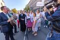 Erntedankfestzug 2023 - Brotübergabe an die Pfarrerin Stefanie Schardien von St. Michael, Okt. 2023