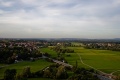 Aussicht nach Nordosten. Links ist <!--LINK'" 0:45--> zu sehen, rechts <a class="mw-selflink selflink">Mannhof</a>, im Hintergrund <!--LINK'" 0:46-->.