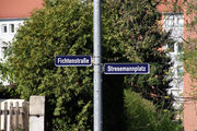 Schild Fichtenstraße Stresemannplatz.jpg