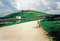 Der sanierte Müllberg vom Main-Donau-Kanal aus gesehen, August 2000.