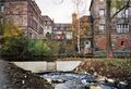 Auslassbauwerk an der Pegnitz für das Umgehungsgerinne der Wolfsgrubermühle, November 2007  – im Hintergrund Schliemann-Gymnasium, Alte Feuerwache und ehem. Eichamt