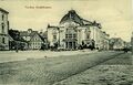 Ansicht des Stadttheaters mit Blick in die Königstraße ud den Innenhof der Brauerei Geismann samt Fuhrpark vor dem Gebäude, ca. 1905