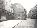 Öffentlicher Brunnen und Hof mit "Bogenstellung" in der Geleitsgasse, gegenüber Geleitsgasse 13, errichtet im Zuge des Neubaus des Brause- und Wannenbades. Zentral im Bild Giebel von Geleitsgasse 8, rechts Nr. 9. Aufnahme um 1907