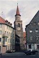 Blick in den [[Kirchenplatz]] und [[Kirche St. Michael]]. Links Gebäude [[Gustavstraße 54]] und rechts [[Gustavstraße 48 / 50]] im November 1984