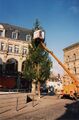 Christbaum Aufstellung am <a class="mw-selflink selflink">Kohlenmarkt</a> vor dem ehem. <!--LINK'" 0:35-->. <!--LINK'" 0:36--> auch schon abgerissen, Baulücke neben dem <!--LINK'" 0:37--> im November 1999.