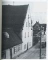 Stadelner Hauptstraße (heutige Haus Nr. 92) ca. 1936 mit Hakenkreuzbeflaggung am ehemaligen Gasthaus <a class="mw-selflink selflink">Zum Wilden Mann (Stadeln)</a> und damaligen Postamt gegenüber vom <!--LINK'" 0:6-->