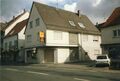 1968-1969 erbaute neue Wohn- und Geschäftshaus Bäckerei Schmidt, nebenan stand vorher hier seit 1937 das [[Café Warmuth]] in Stadeln, Aufnahme von 1994