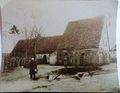 Foto der Familie Büchel 1940 auf ihren Hof mit Anwesen und Scheune in Stadeln. In der Mitte Besitzer Christof Büchel, daneben Enkelsohn Christof Büchel.