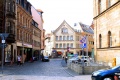 Blick in die heutige  vom  aus. Rechterhand die Südkante des , mittig im Bild das Haus Nr. 13 mit dem markanten Treppengiebel, rechts dahinter der umstrittene Bau der .