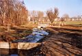 Fischwanderweg an der Pegnitz mit neu angelegtem <a class="mw-selflink selflink">Jubiläumshain</a> am Ulmenweg, Dezember 2007 – im Hintergrund die Gebäudezeile Talblick