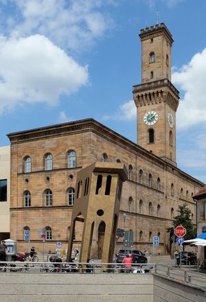 Schiefer Turm vor Rathaus 2018.jpg