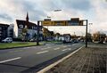 Blick auf die [[Kapellenstraße]] mit Abzweig zur [[Ludwigbrücke]] im Juli 1998