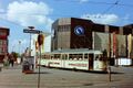 Straßenbahn vor dem Quelle-Gebäude an der Fürther Freiheit (1981).