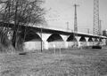 Siebenbogenbrücke mit Fronmüllersteg über die Rednitz, im Hintergrund das Sparkassen Hochhaus. Aufnahme Februar 1975