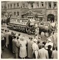 Erntedankfestzug in der Schwabacher Straße, 1957