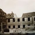 Abriss des ursprünglichen Gebäudes Königsplatz 1 im Jahr 1958. Blick vom Königsplatz aus, links das heutige Anwesen Königsplatz 1 (damals Königstr. 83), im Hintergrund das Dach von <!--LINK'" 0:17--> 4