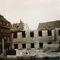 Abriss des ursprünglichen Gebäudes Königsplatz 1 im Jahr 1958. Blick vom Königsplatz aus, links das heutige Anwesen Königsplatz 1 (damals Königstr. 83), im Hintergrund das Dach von <!--LINK'" 0:16--> 4