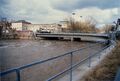 Hochwasser von der [[Uferstraße]] aus mit [[Maxbrücke]] - links Gebäude des [[Kulturforum]]s im Februar 1997