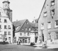 Rechts das <!--LINK'" 0:65--> im ehemaligen <!--LINK'" 0:66-->/ Ecke <!--LINK'" 0:67-->/<a class="mw-selflink selflink">Marktplatz</a>, links das Gebäude <!--LINK'" 0:68-->