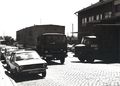 Gebhardtstraße mit Güterbahnhof in Blickrichtung Jakobinenstraße. Ladebetrieb, rechts das Zollamt