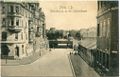 Blick in die Ritterstraße mit Bahnunterführung. Rechts die Fabrikgebäude der Fa. Wiederer & Co. Historische Postkarte, um 1910