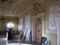 Erdgeschoß-Saal im Herrenhaus Steinach vor der Renovierung 2004. Neben den querovalen Fenstern ist über der Türe das Löffelholz-Wappen zu erkennen