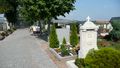 Hauptweg zur Friedhofskapelle auf dem Poppenreuther Friedhof, 2009