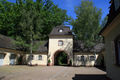 Schickedanz-Villa in Dambach, Einfahrt mit Garagen im Vohrhof zur Villa, 2014
