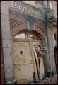 Blick auf das durch die Abbrucharbeiten beschädigte Treber-Tor im Hauptgebäude der <!--LINK'" 0:8-->, 1982.