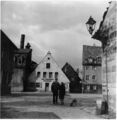 Blick aus der Schlehenstraße auf Rednitzstraße 23 (Bildmitte), rechts davon Rednitzstraße 25, dazwischen im Hintergrund Schützenhof 10. Rechts Scheunenecke mit Gaslaterne Rednitzstraße 34 (Schoder), 1949