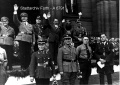 Oberbürgermeister Franz Jakob vor dem Rathaus - in der ersten Reihe, zweite Person von rechts: Albert Forster, der künftige Gauleiter von Danzig