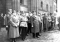 NSDAP-Abgeordnete vor dem Rathaus, u. a. OB <!--LINK'" 0:27--> (6. v. li.) und <!--LINK'" 0:28--> (3. v. li.)