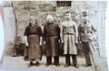 Foto der Familie Büchel 1940 auf ihren Hof in Stadeln. v. l. Sabina Büchel, geb. Schopper, Ehemann Christof Büchel, Enkelsöhne Christof und mit RAD Uniform Hans Büchel.