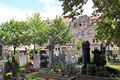 Blick vom Hauptfriedhof zu den Häusern <!--LINK'" 0:26--> Nr. 2 und 4 (v. r. n. l.), Juni 2020