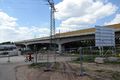 Baustelle der neuen Geh- und Radwegbrücke Regnitz im Mai 2020, im Hintergrund die moderne <!--LINK'" 0:27--> mit neuen Schallschutzwänden