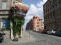 Lochnersches Gartenhaus in der Theaterstraße, von SSW. Links Balkonbegrünung mit Geranien und zwei Sonnenschirme.