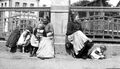 Frauen mit Kindern an der Uferstraße, im Hintergrund Maxbrücke und Fischhäusla an der Foerstermühle, ca. 1910