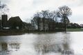 [[Hochwasser]] unterhalb vom [[Fischerberg]] an der [[Panzerstraße]] in [[Stadeln]], links das alte Bauernhaus der Familie Schrems [[Romminggasse 9]], daneben der Neubau von [[1964]] Haus Nr. 9 a, Aufnahme [[1999]]