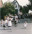 der Stadelner Kirchweihzug aus der [[Gebrüder-Grimm-Straße]] kommend im August [[2000]]