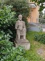 Steinplastik Mädchen mit Taube, Wilhelm Manfred Raumberger von 1964, Juli 2024