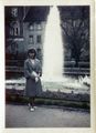 Aufnahme von 1964 vor dem Springbrunnen in der <a class="mw-selflink selflink">Dr.-Konrad-Adenauer-Anlage</a> im Hintergrund das (ehemalige) <!--LINK'" 0:26--> und daneben <!--LINK'" 0:27-->