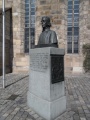 Bronzebüste zu Ehren des Theologen <a class="mw-selflink selflink">Wilhelm Löhe</a> (1808-1872) vor der Kirche <!--LINK'" 0:33-->