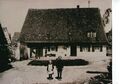 Das Muggenhöferhaus Hofseite mit den Kindern Karl und Anni