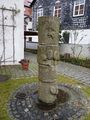 Rückseite der Brunnensäule am Kirchplatz vor dem Gemeindezentrum