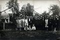 Unbekannte Gesellschaft am Kriegerdenkmal 1914/18 am Laubenweg, ca. 1923