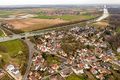 Blick über Vach am Main-Donau-Kanal mit der Kanalbrücke Lohgraben (links), im Hintergrund Hüttendorf, April 2020