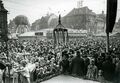 Michaelis-Kirchweih mit Besuchern vor dem Rathaus - vermutlich zur Hochzeitslotterie, 1937